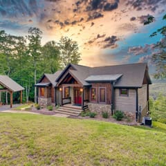 High Ridge Lodge- 3br/3.5 ba- Great Views-Hot Tub-Wi-Fi-game room-firepit