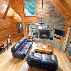 Safe Haven-hot tub-Wi-Fi- pool table, Fireplace. Foosball