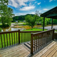 Toccoa River House- Toccoa River Front, 2br/2ba Wi-Fi- walk to town