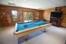 Dream Catcher-luxury cabin-hot tub-pets ok- View-Pool Table-Wi-Fi-firepit