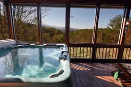 Dream Catcher-luxury cabin-hot tub-pets ok- View-Pool Table-Wi-Fi-firepit