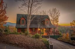 Dream Catcher-luxury cabin-hot tub-pets ok- View-Pool Table-Wi-Fi-firepit