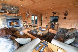 Golden Mountain Tops- Hot tub, Wi-Fi, seasonal view, firepit