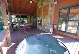 Golden Mountain Tops- Hot tub, Wi-Fi, seasonal view, firepit
