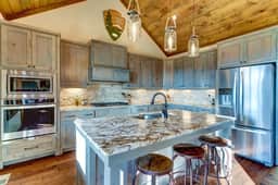 High Ridge Lodge- 3br/3.5 ba- Great Views-Hot Tub-Wi-Fi-game room-firepit
