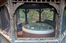 Hawk Haven|hot tub, Wi-Fi, sauna, 2 fireplaces, Fenced yd, Pets ok
