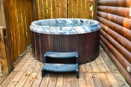Inspiration- 2br/2ba Hot Tub-Wi-Fi- Pets ok-Pool table- Fireplace- Free Activities
