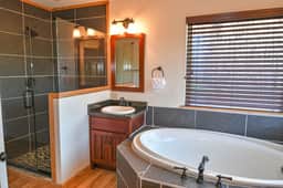 Ocoee Stone Lodge- 3br/2ba Wi-Fi, Fireplace, Free Activities, Covered Outdoor Living Area