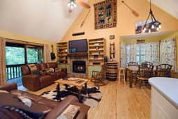 Poplar Ridge Retreat -Hot tub- Pets OK -Wi-Fi, Outdoor Living Area