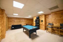 Safe Haven-hot tub-Wi-Fi- pool table, Fireplace. Foosball