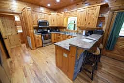 Safe Haven-hot tub-Wi-Fi- pool table, Fireplace. Foosball