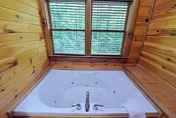 Safe Haven-hot tub-Wi-Fi- pool table, Fireplace. Foosball