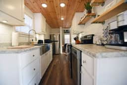 Sweet Creek Retreat-Luxury Tiny Cabin-View-Wi-Fi-Hot tub-Firepit Area