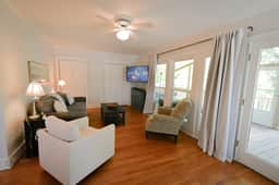 Toccoa River House- Toccoa River Front, 2br/2ba Wi-Fi- walk to town