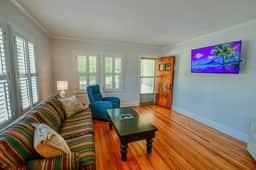 Toccoa River House- Toccoa River Front, 2br/2ba Wi-Fi- walk to town