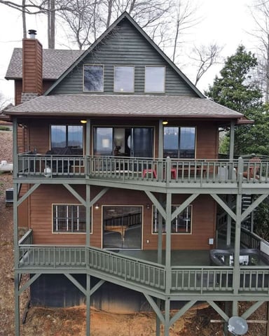 Multi-Level Cabin with Hot Tub