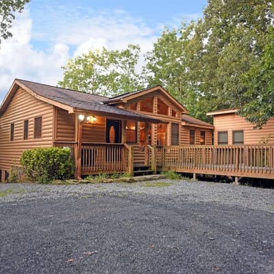 Denali | 6br Pet Friendly Blue Ridge Cabin Rental with Mountain View and Hot Tub