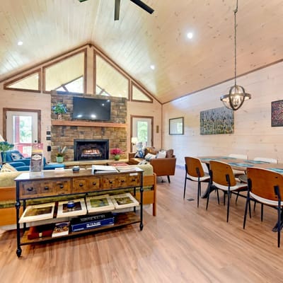 The Deerpath- ADA Compliant- 4BR/3BA- Hot Tub-Pets OK- Wifi- Much More!
