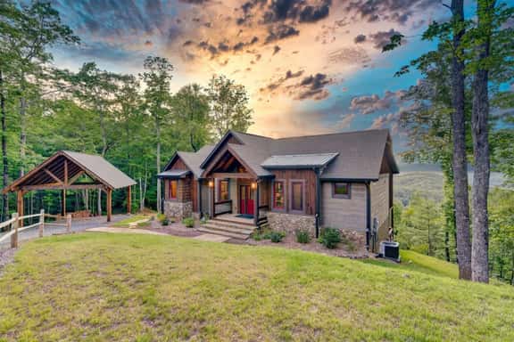 High Ridge Lodge- 3br/3.5 ba- Great Views-Hot Tub-Wi-Fi-game room-firepit - Image 1