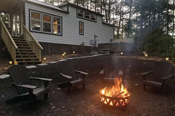 Sweet Creek Retreat-Luxury Tiny Cabin-View-Wi-Fi-Hot tub-Firepit Area - Image 1