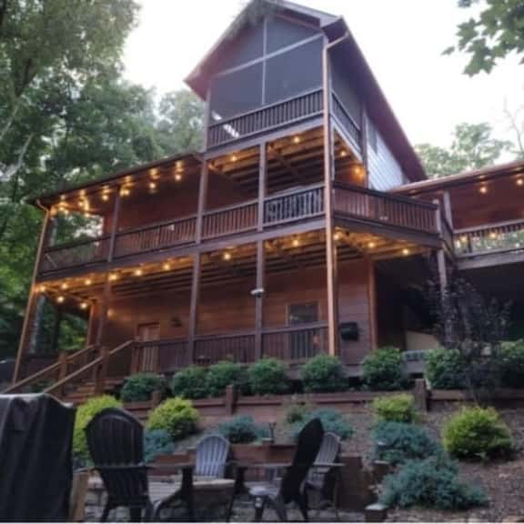 No Agenda Cabin | Pet-Friendly Blue Ridge Cabin with Hot Tub & Firepit - Image 1