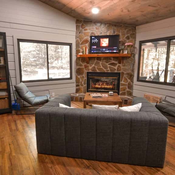 Peach and Plumeria |2BR Cabin Rental | Blue Ridge GA | Hot Tub, Outdoor Deck & Grill! - Image 1