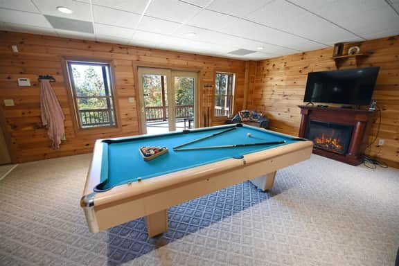 Dream Catcher-luxury cabin-hot tub-pets ok- View-Pool Table-Wi-Fi-firepit