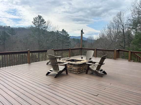 Golden Mountain Tops- Hot tub, Wi-Fi, seasonal view, firepit