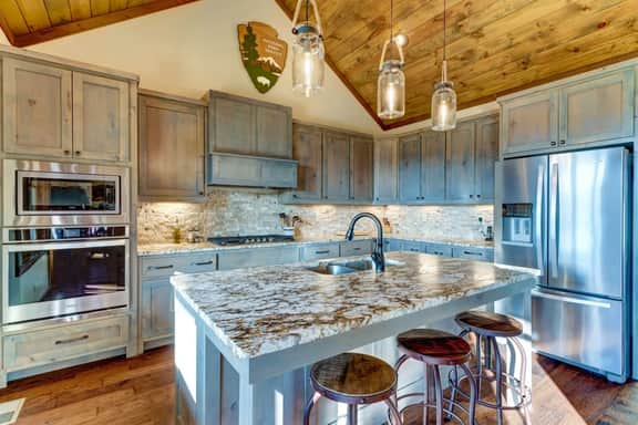 High Ridge Lodge- 3br/3.5 ba- Great Views-Hot Tub-Wi-Fi-game room-firepit