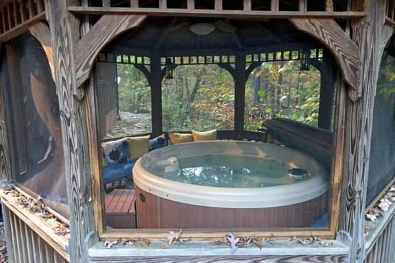 Hawk Haven|hot tub, Wi-Fi, sauna, 2 fireplaces, Fenced yd, Pets ok