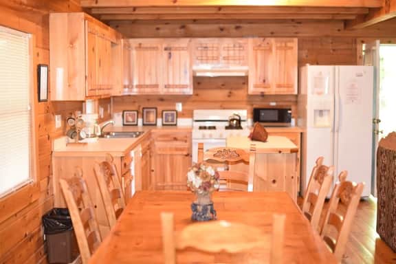 Inspiration- 2br/2ba Hot Tub-Wi-Fi- Pets ok-Pool table- Fireplace- Free Activities