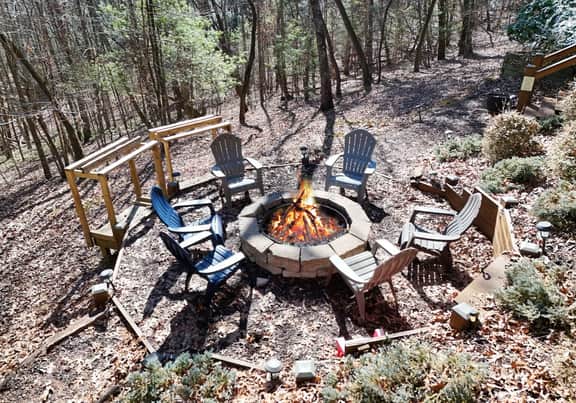 No Agenda Cabin | Pet-Friendly Blue Ridge Cabin with Hot Tub & Firepit