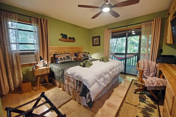 Poplar Ridge Retreat -Hot tub- Pets OK -Wi-Fi, Outdoor Living Area