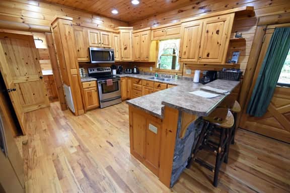 Safe Haven-hot tub-Wi-Fi- pool table, Fireplace. Foosball
