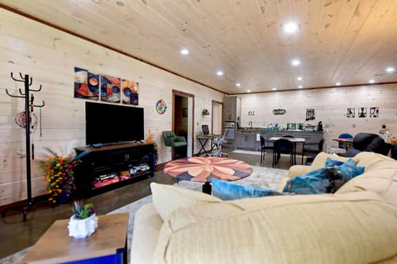 The Deerpath- ADA Compliant- 4BR/3BA- Hot Tub-Pets OK- Wifi- Much More!