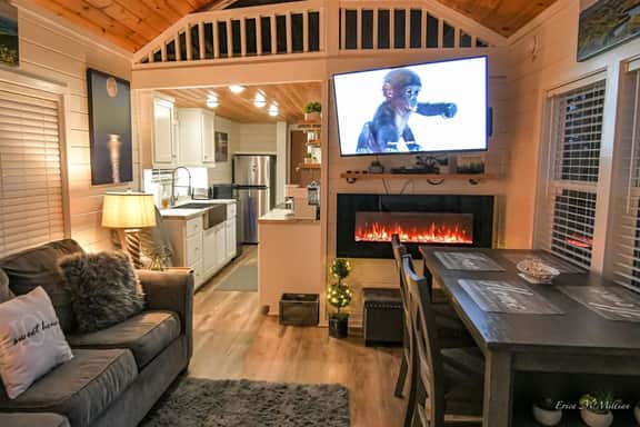 Sweet Creek Retreat-Luxury Tiny Cabin-View-Wi-Fi-Hot tub-Firepit Area