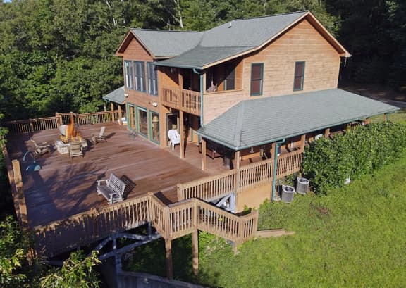 Golden Mountain Tops- Hot tub, Wi-Fi, seasonal view, firepit