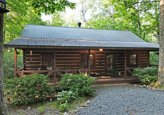 Laurel Creek- Creekfront- Hot Tub- Wi-Fi- Pet friendly, Fireplace, Firepit, Creekfront
