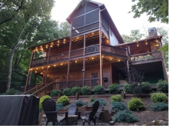 No Agenda Cabin | Pet-Friendly Blue Ridge Cabin with Hot Tub & Firepit