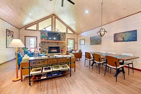 The Deerpath- ADA Compliant- 4BR/3BA- Hot Tub-Pets OK- Wifi- Much More!