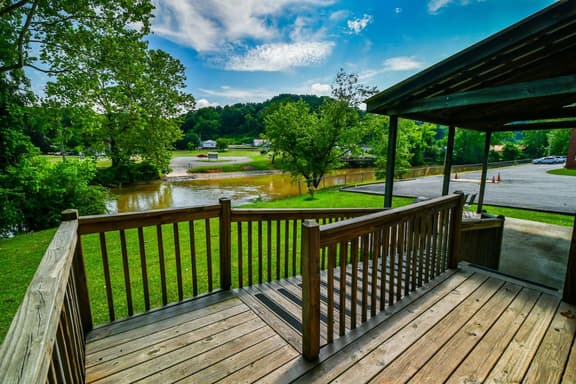 Toccoa River House- Toccoa River Front, 2br/2ba Wi-Fi- walk to town